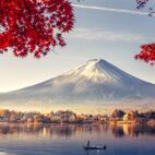 Colorful Autumn Season and Mountain Fuji with morning fog and red leaves at lake Kawaguchiko Von Travel mania