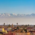 Panorama of Marrakech city skyline with Atlas mountains in the background | Von Nick Fox