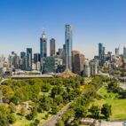 Panoramic view of the beautiful city of Melbourne as captured from above the Yarra river on a summer day Von Michael Evans